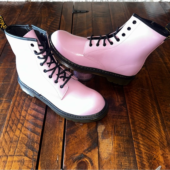 NWOB Dr. Martens 1460 boots in pale pink patent leather Women’s Sz 7 - Picture 2 of 15
